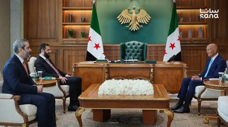 الرئيس احمد الشرع مع المبعوث الامريكي لسوريا والعراق توماس باراك