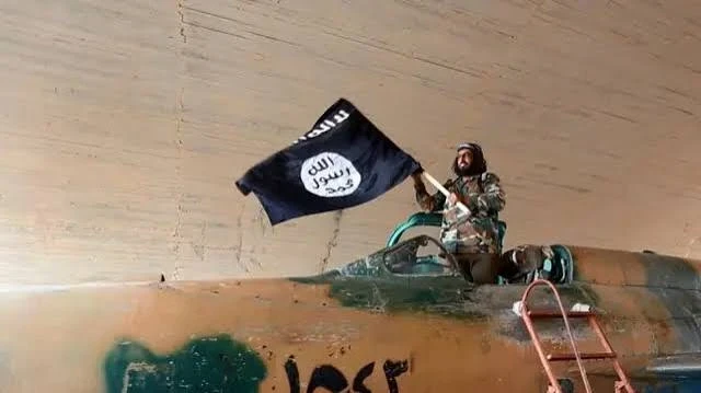صورة لداعشي في صحراء سوريا